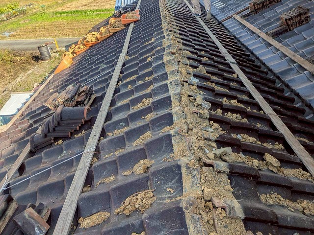 加西市　屋根の葺き土が溢れてる